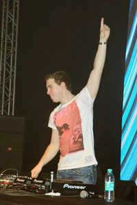 Click here to see the latest images of <i class="tbold">dj hardwell</i>