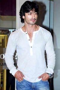 Click here to see the latest images of <i class="tbold">vidyut jamwal bollywood</i>