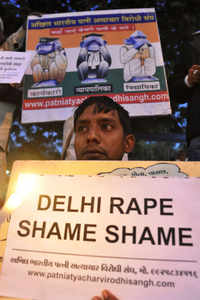New pictures of <i class="tbold">delhi gang rape accused's death</i>