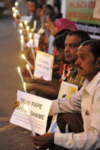 New pictures of <i class="tbold">delhi gang rape accuseds death</i>
