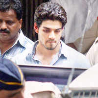 New pictures of <i class="tbold">suraj pancholi</i>