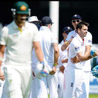 Check out our latest images of <i class="tbold">England cricket team</i>