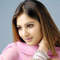 New pictures of <i class="tbold">gowri munjal</i>