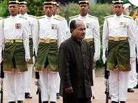 Check out our latest images of <i class="tbold">defence minister ak antony</i>