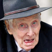 New pictures of <i class="tbold">ronnie biggs</i>