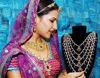 Trending photos of <i class="tbold">gold ornaments</i> on TOI today