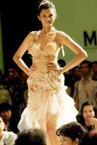 Click here to see the latest images of <i class="tbold">jakarta fashion week</i>