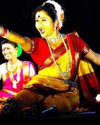 <i class="tbold">maharashtrian</i> dance
