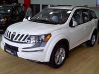 New pictures of <i class="tbold">mahindra xuv500</i>