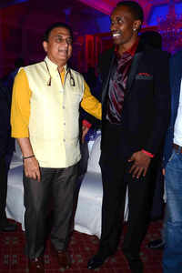 Sunil Gavaskar and Dwayne Bravo during the <i class="tbold">ceat cricket awards</i> 2015 Photogallery - Times of India