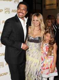 New pictures of <i class="tbold">lionel richie</i>