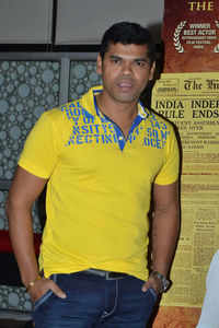 New pictures of <i class="tbold">siddarth jadhav</i>