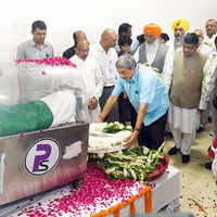 Defence Minister Manohar <i class="tbold">parrikar</i> paying his last respects
