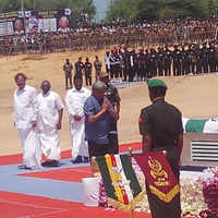 Defence Minister Manohar <i class="tbold">parrikar</i> pays his last respects