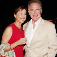 New pictures of <i class="tbold"> annette bening</i>