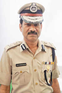 New pictures of <i class="tbold">delhi traffic police</i>