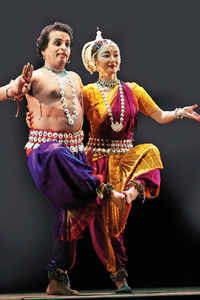 New pictures of <i class="tbold">odissi dance</i>