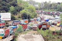 New pictures of <i class="tbold">srinagar jammu national highway</i>
