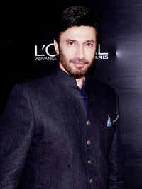 Check out our latest images of <i class="tbold">aijaz aslam</i>