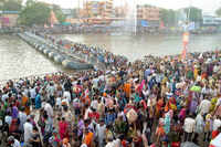 Click here to see the latest images of <i class="tbold">maha kumbh</i>