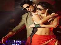 Sidharth Malhotra and Katrina Kaif's sizzling look in ‘<i class="tbold">kaala chashma</i>’ from ‘Baar Baar Dekho’