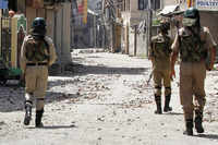 New pictures of <i class="tbold">kashmir curfew</i>