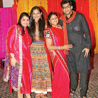 Check out our latest images of <i class="tbold">banaras night</i>
