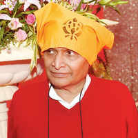 New pictures of <i class="tbold">suresh prabhu</i>