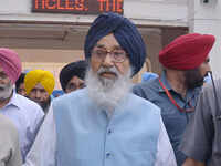 <i class="tbold">parkash singh badal</i>