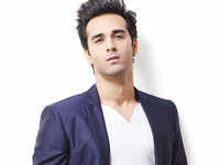 Pulkit Samrat gets into a tussle with paparazzi after initiating <i class="tbold">divorce proceedings</i> in court
