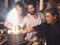 Shahid Kapoor cuts his birthday cake with ‘Rangoon’ director Vishal Bhardwaj