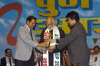 Check out our latest images of <i class="tbold">mangesh tendulkar</i>