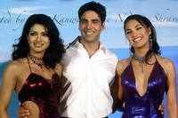 When Akshay posed with the Miss Universe (2000) and Miss World (2000)