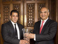 Salman Khan receives Global Diversity Award 2017 in the <i class="tbold">british parliament</i> House