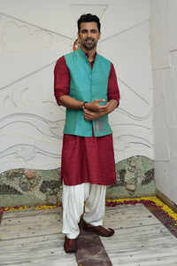 Check out our latest images of <i class="tbold">anuj sachdeva</i>