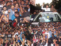 Cast of ‘Golmaal Again’ thronged by fans at single screen theatre in Mumbai
