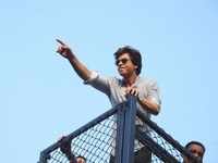 Shah Rukh Khan's 52nd birthday: Mobile phones of thirteen fans stolen outside Mannat