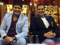 Kapil Sharma pays a visit to Akshay Kumar’s ‘<i class="tbold">the great indian laughter challenge</i>’