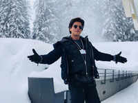 Pic: Shah Rukh Khan strikes his signature pose in <i class="tbold">davos</i>