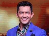 Singer Aditya Narayan arrested by <i class="tbold">versova police</i> in an accident case