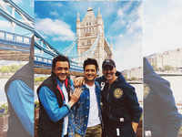 Photo: Bobby Deol, Riteish Deshmukh and Akshay Kumar pose under the <i class="tbold">london bridge</i>