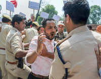 Click here to see the latest images of <i class="tbold">kashmir protests</i>