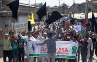 New pictures of <i class="tbold">kashmir protests</i>