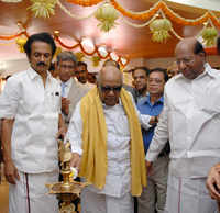 Check out our latest images of <i class="tbold">k karunanidhi</i>