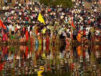 Devotees hailing from Bihar, Jharkhand and parts of UP perform Chhath Puja on bank of River <i class="tbold">tapi</i> in Gujarat's Singanpore area.