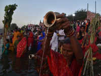 Devotees performing Chhath Puja at <i class="tbold">ambazari</i> Lake in Nagpur