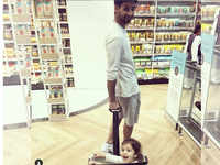 Photo: It is shopping time for papa Shahid Kapoor and baby Misha
