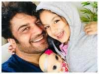 Sharad Kelkar's latest <i class="tbold">selfie with daughter</i> Kesha Kelkar is too cute to miss
