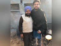 <i class="tbold">doorbeen</i>: Ninja and Karamjit Anmol pose for the camera