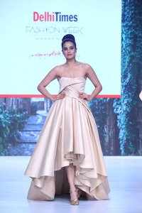 New pictures of <i class="tbold">mandira wirk</i>